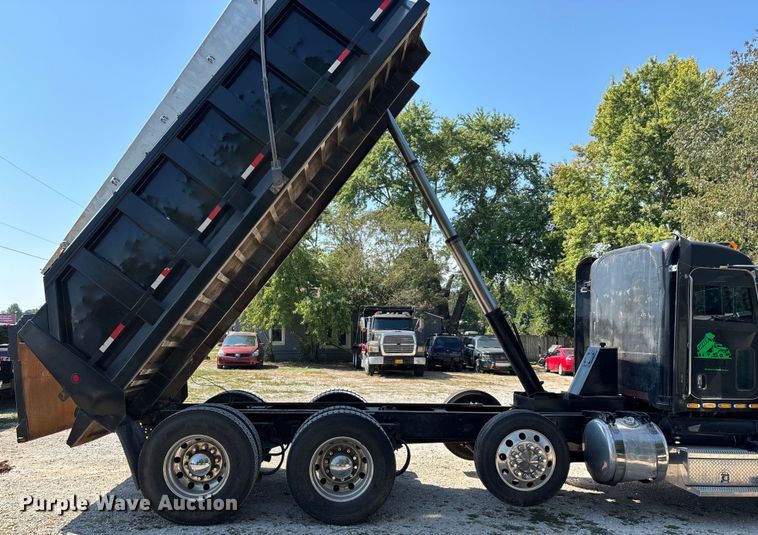 image for item ED2244 2007 Peterbilt 386 dump truck