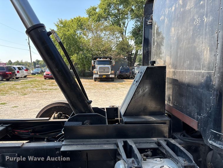 image for item ED2244 2007 Peterbilt 386 dump truck