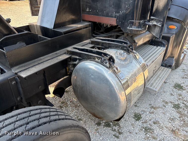 image for item ED2244 2007 Peterbilt 386 dump truck