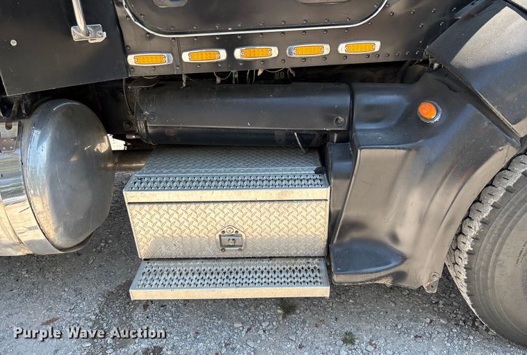 image for item ED2244 2007 Peterbilt 386 dump truck