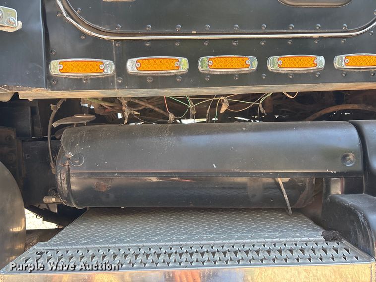 image for item ED2244 2007 Peterbilt 386 dump truck