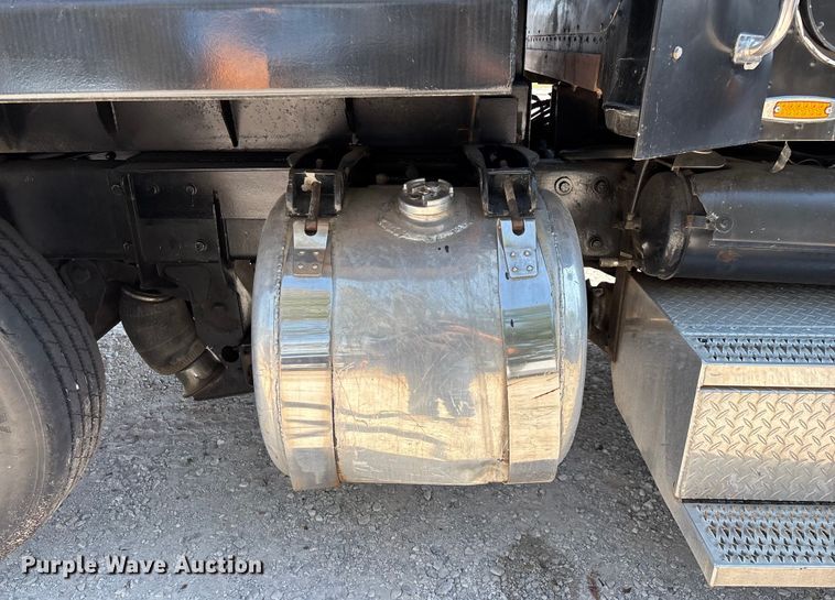 image for item ED2244 2007 Peterbilt 386 dump truck