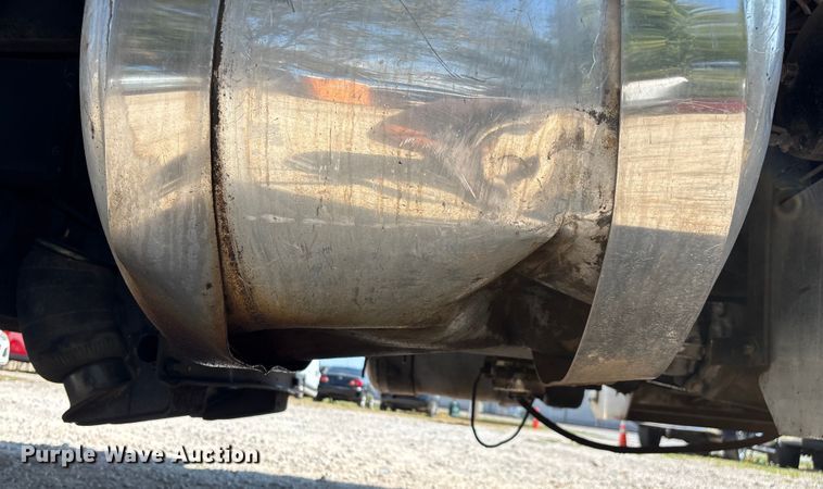 image for item ED2244 2007 Peterbilt 386 dump truck