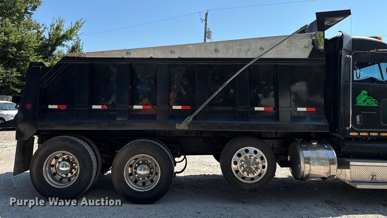 image for item ED2244 2007 Peterbilt 386 dump truck
