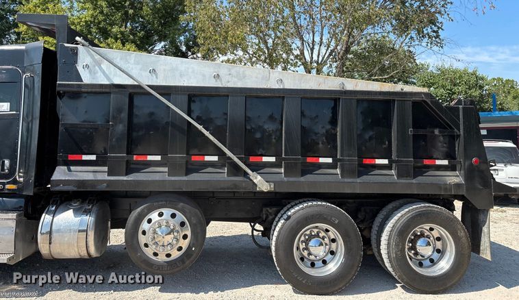 image for item ED2244 2007 Peterbilt 386 dump truck