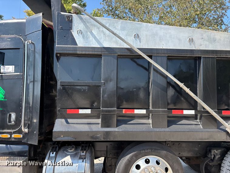 image for item ED2244 2007 Peterbilt 386 dump truck