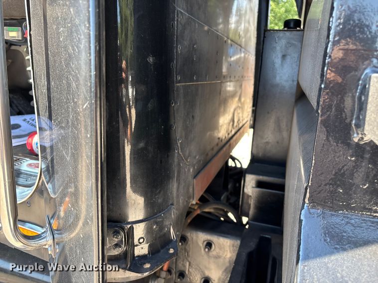 image for item ED2244 2007 Peterbilt 386 dump truck