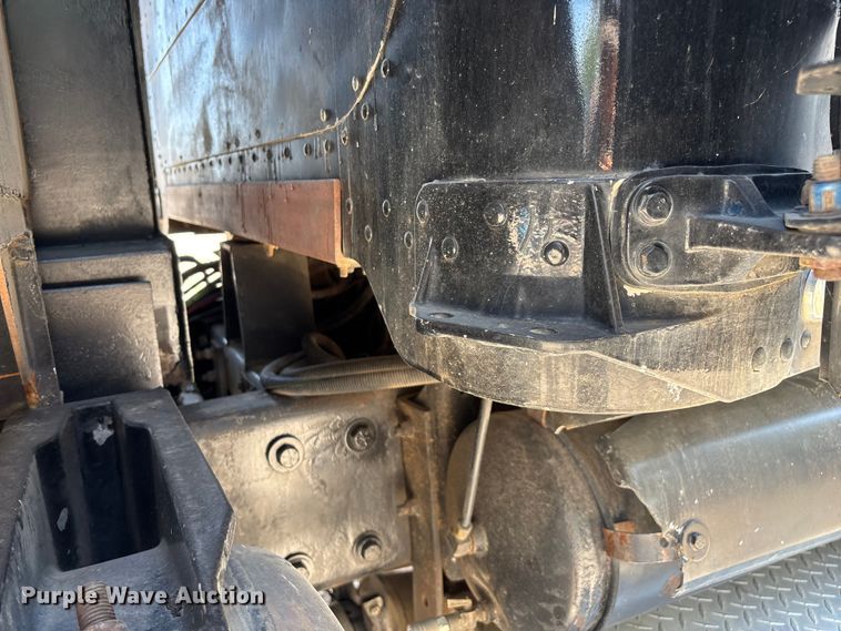 image for item ED2244 2007 Peterbilt 386 dump truck