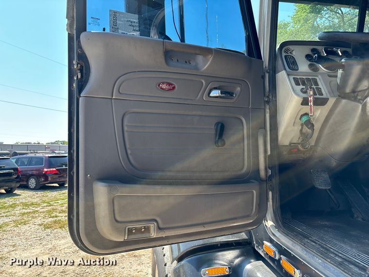 image for item ED2244 2007 Peterbilt 386 dump truck