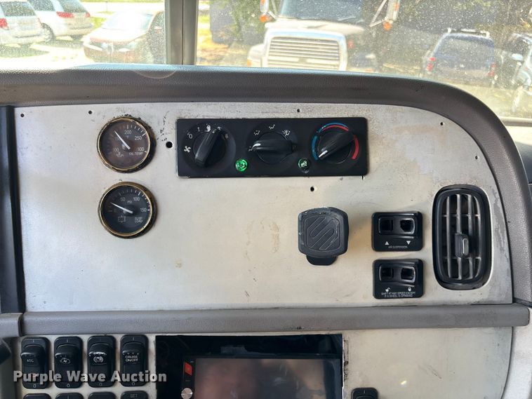 image for item ED2244 2007 Peterbilt 386 dump truck