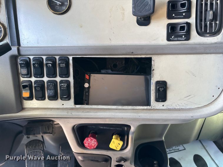 image for item ED2244 2007 Peterbilt 386 dump truck