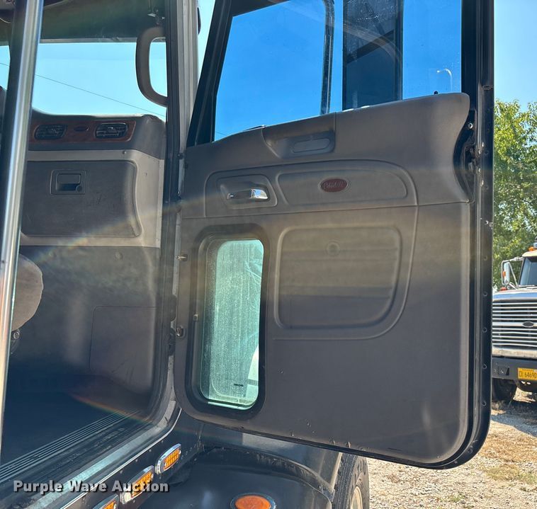 image for item ED2244 2007 Peterbilt 386 dump truck