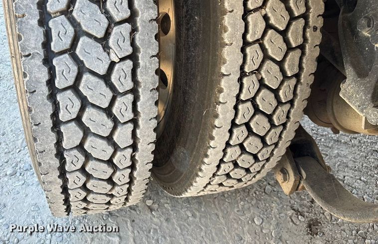 image for item ED2244 2007 Peterbilt 386 dump truck