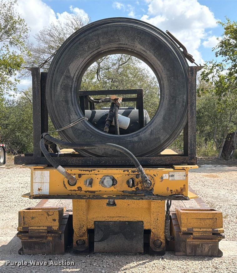 image for item ED5924 2002 Trail King HG Series lowboy equipment trailer