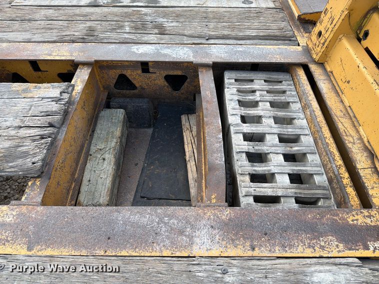 image for item ED5924 2002 Trail King HG Series lowboy equipment trailer