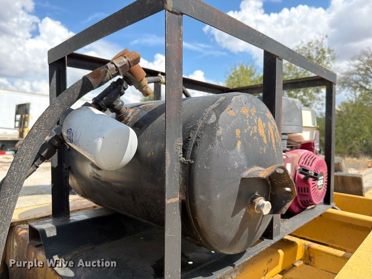 image for item ED5924 2002 Trail King HG Series lowboy equipment trailer