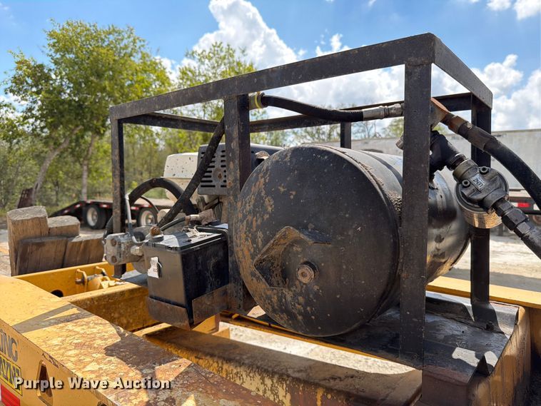 image for item ED5924 2002 Trail King HG Series lowboy equipment trailer