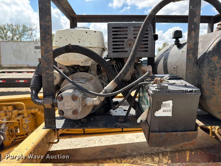 image for item ED5924 2002 Trail King HG Series lowboy equipment trailer