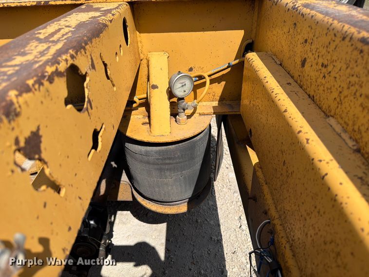 image for item ED5924 2002 Trail King HG Series lowboy equipment trailer