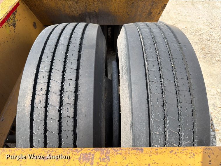 image for item ED5924 2002 Trail King HG Series lowboy equipment trailer