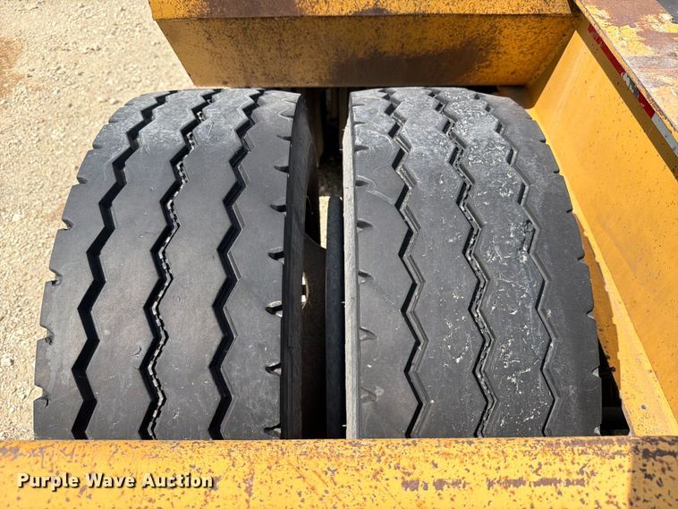 image for item ED5924 2002 Trail King HG Series lowboy equipment trailer