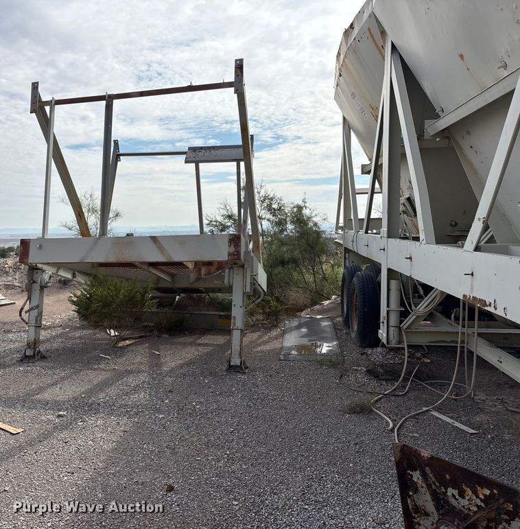 image for item EF6051 Cedarapids Mobile asphalt bin