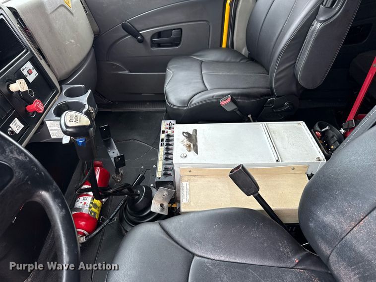 image for item EG5920 2008 International 7500 Crew Cab crane truck