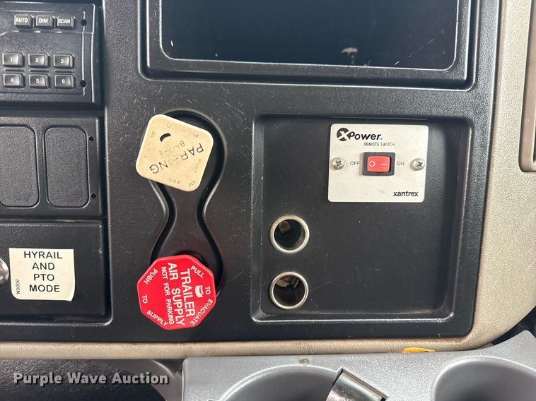 image for item EG5920 2008 International 7500 Crew Cab crane truck