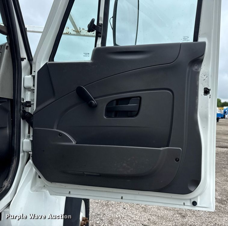 image for item EG5920 2008 International 7500 Crew Cab crane truck