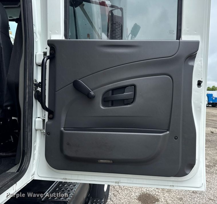 image for item EG5920 2008 International 7500 Crew Cab crane truck