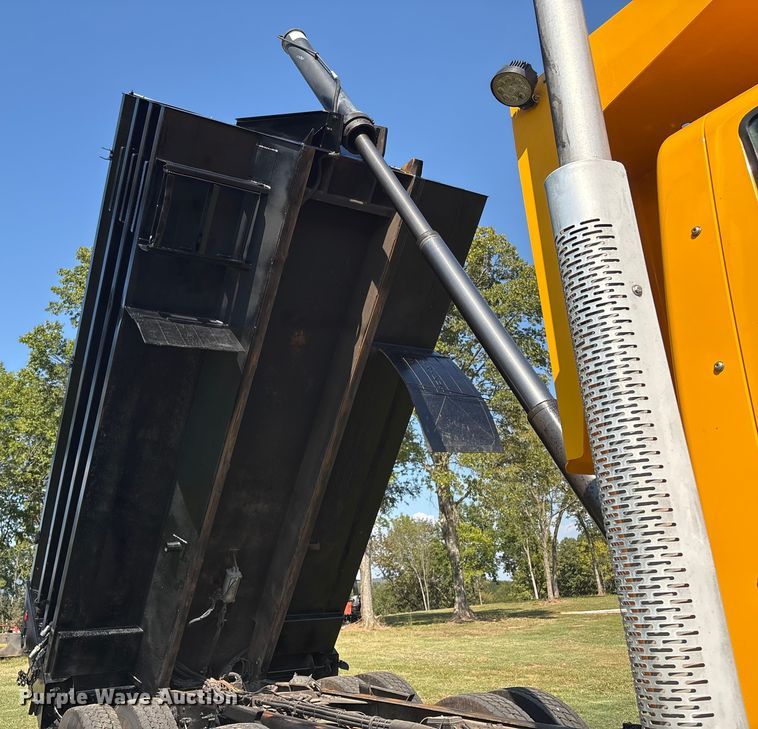 image for item EH7522 2012 International 7400 dump truck