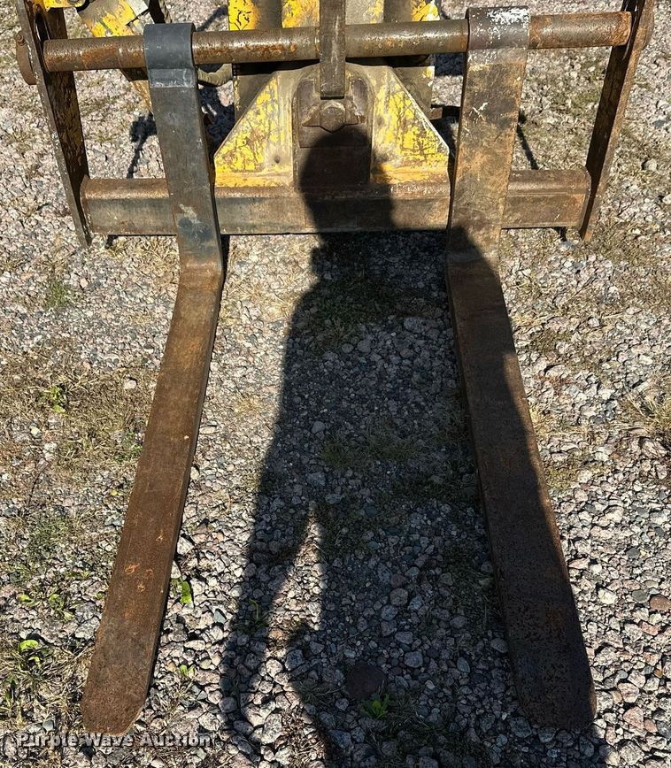 image for item EL0016 2003 Pettibone 8044 telehandler