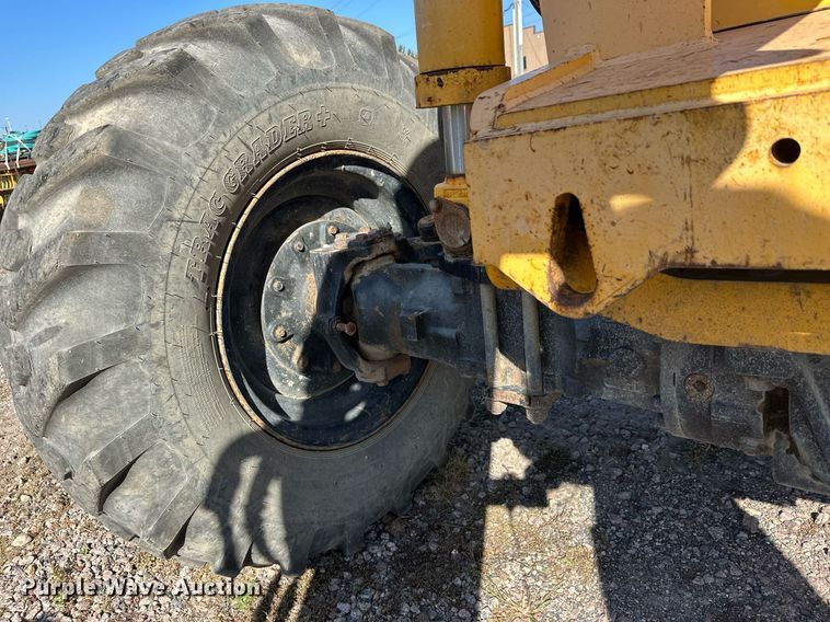 image for item EL0018 2005 Pertibone 8044 telehandler