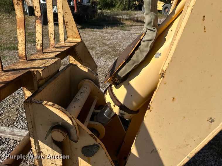 image for item EL0018 2005 Pertibone 8044 telehandler