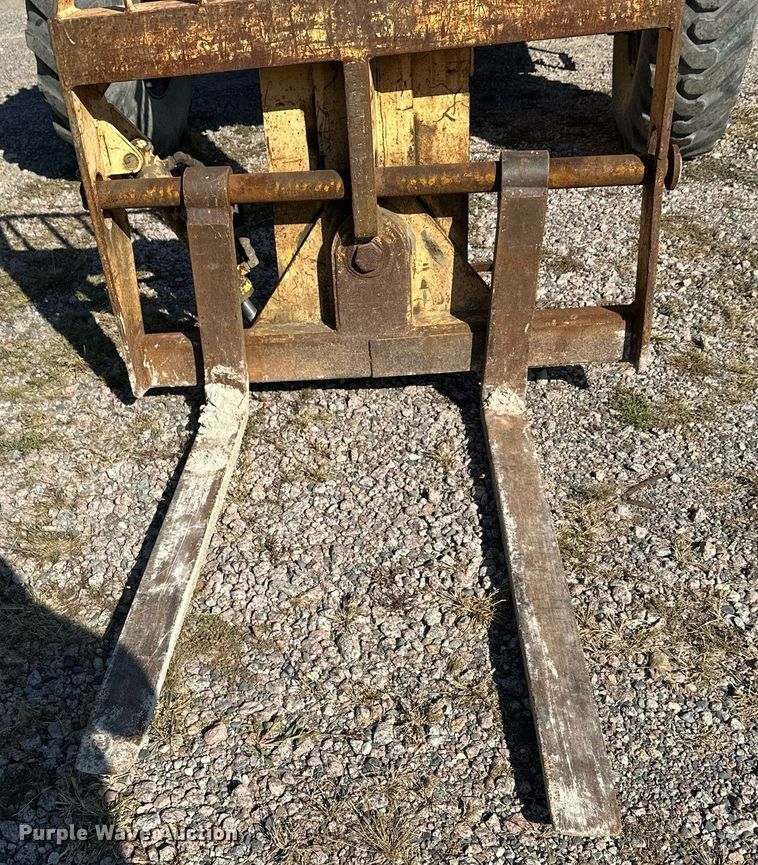 image for item EL0018 2005 Pertibone 8044 telehandler