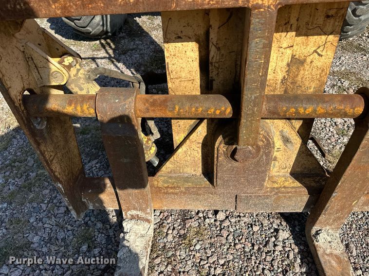 image for item EL0018 2005 Pertibone 8044 telehandler