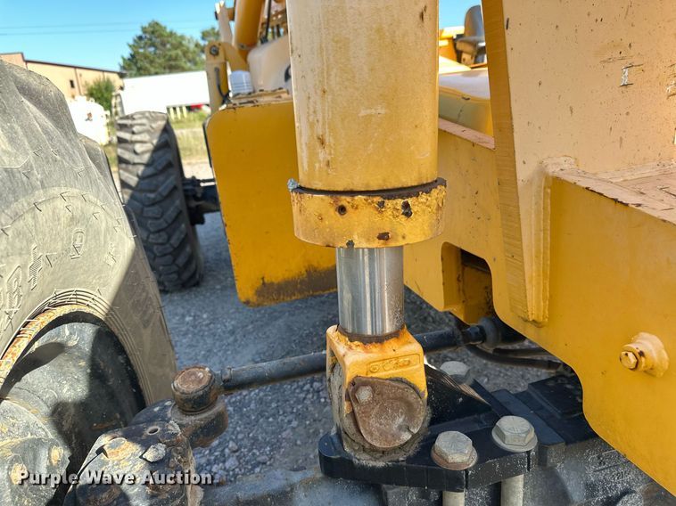 image for item EL0018 2005 Pertibone 8044 telehandler