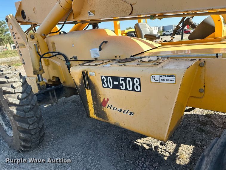 image for item EL0018 2005 Pertibone 8044 telehandler