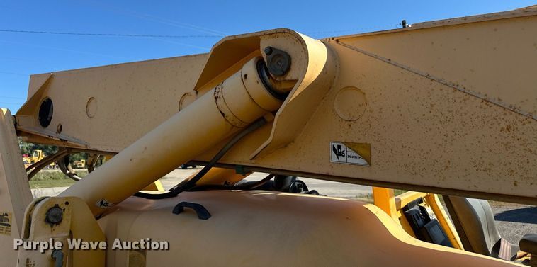 image for item EL0018 2005 Pertibone 8044 telehandler