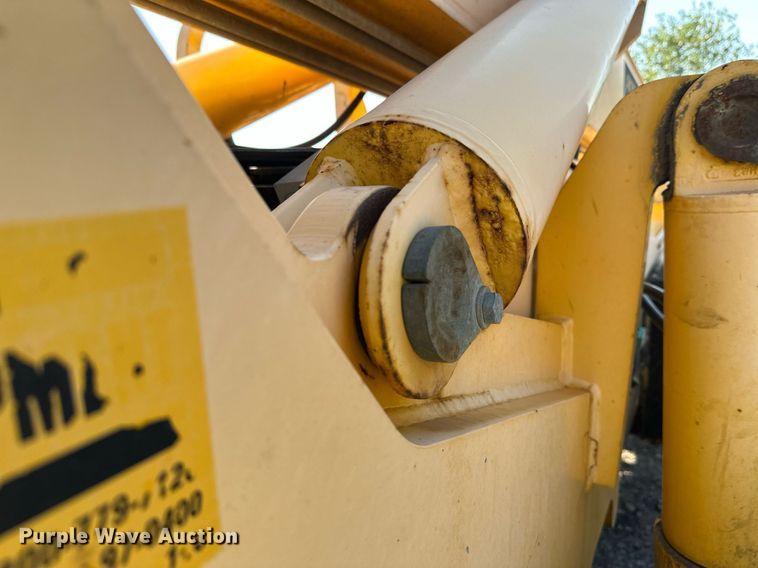 image for item EL0018 2005 Pertibone 8044 telehandler