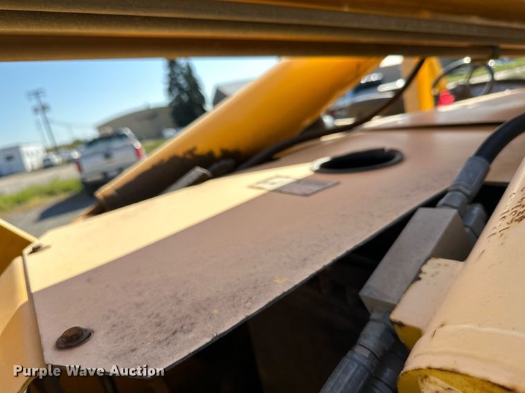 image for item EL0018 2005 Pertibone 8044 telehandler