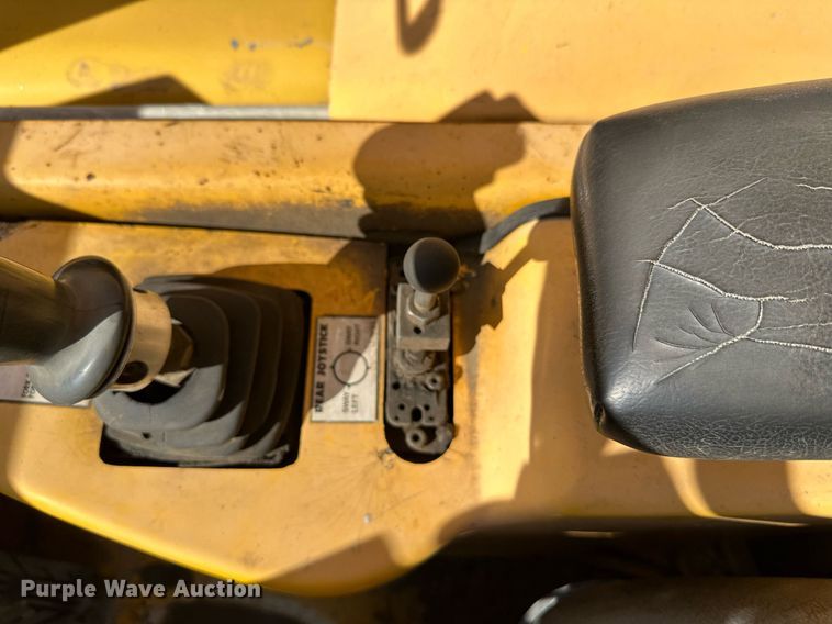 image for item EL0018 2005 Pertibone 8044 telehandler