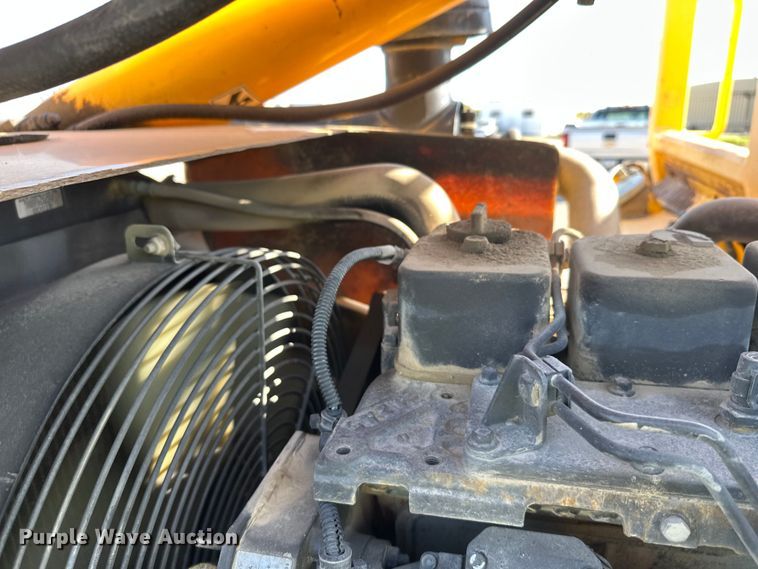 image for item EL0018 2005 Pertibone 8044 telehandler