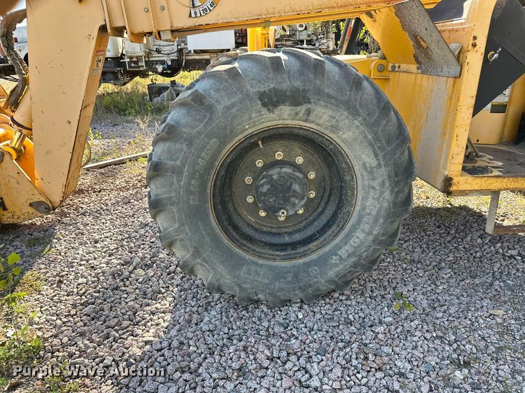 image for item EL0018 2005 Pertibone 8044 telehandler