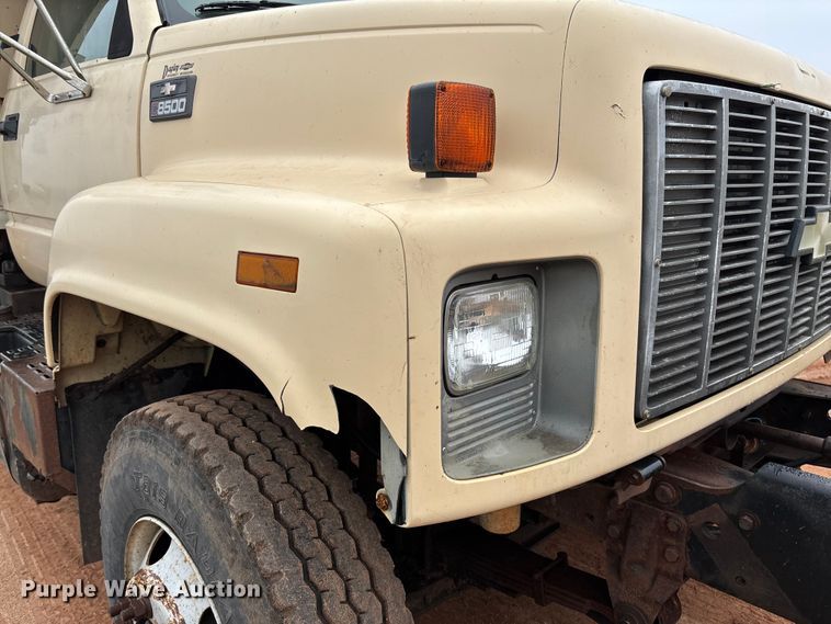 image for item EM8192 1999 Chevrolet C7500 dump truck