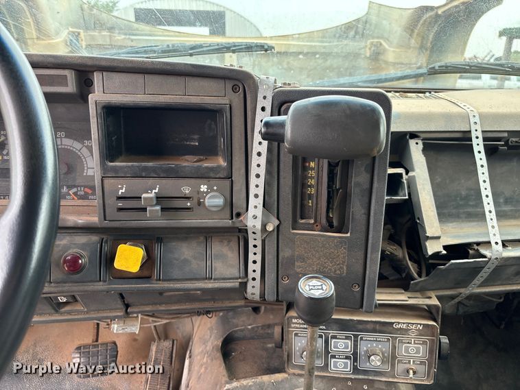 image for item EM8192 1999 Chevrolet C7500 dump truck