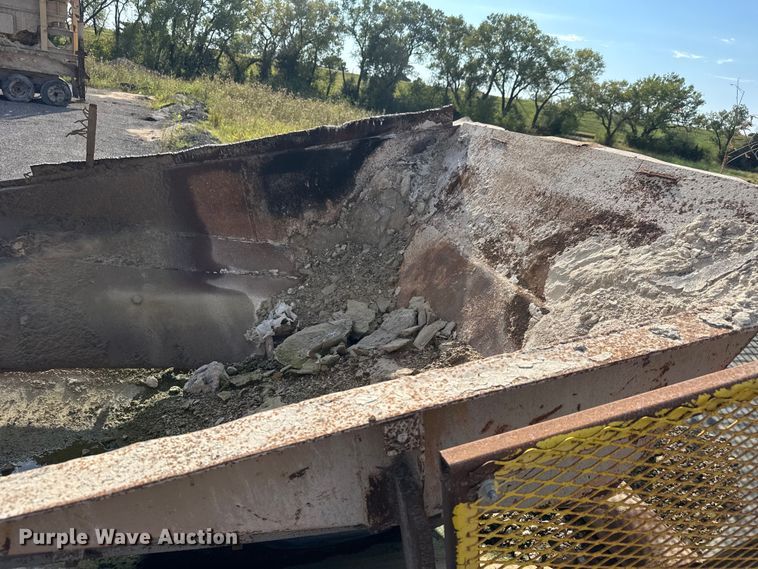 image for item EM8300 Crushing plant