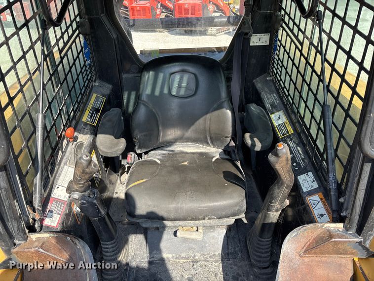 image for item EN7006 2006 John Deere CT332 tracked skid steer loader