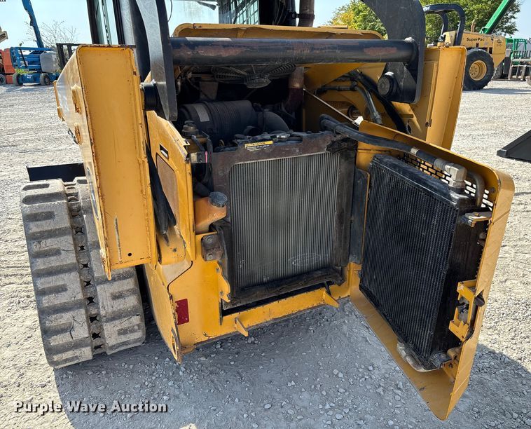 image for item EN7006 2006 John Deere CT332 tracked skid steer loader