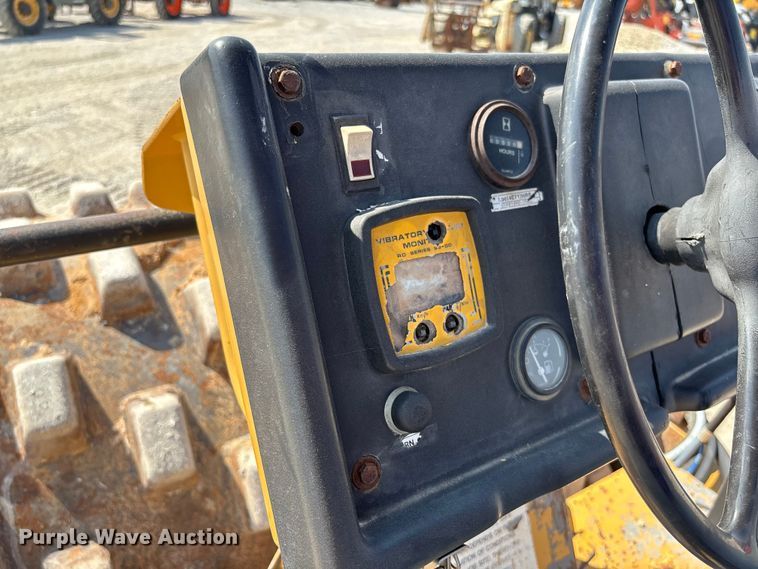 image for item EN7007 1996 Champion 840P single drum roller